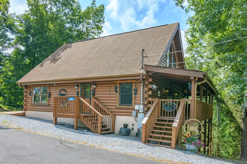 Mountain Mist log cabin exterior with porch and entry steps